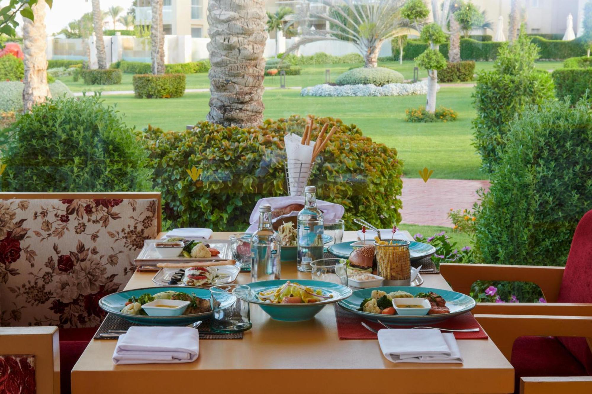 Rixos Premium Seagate Hotel Sarm es-Sejk Kültér fotó A table set for breakfast